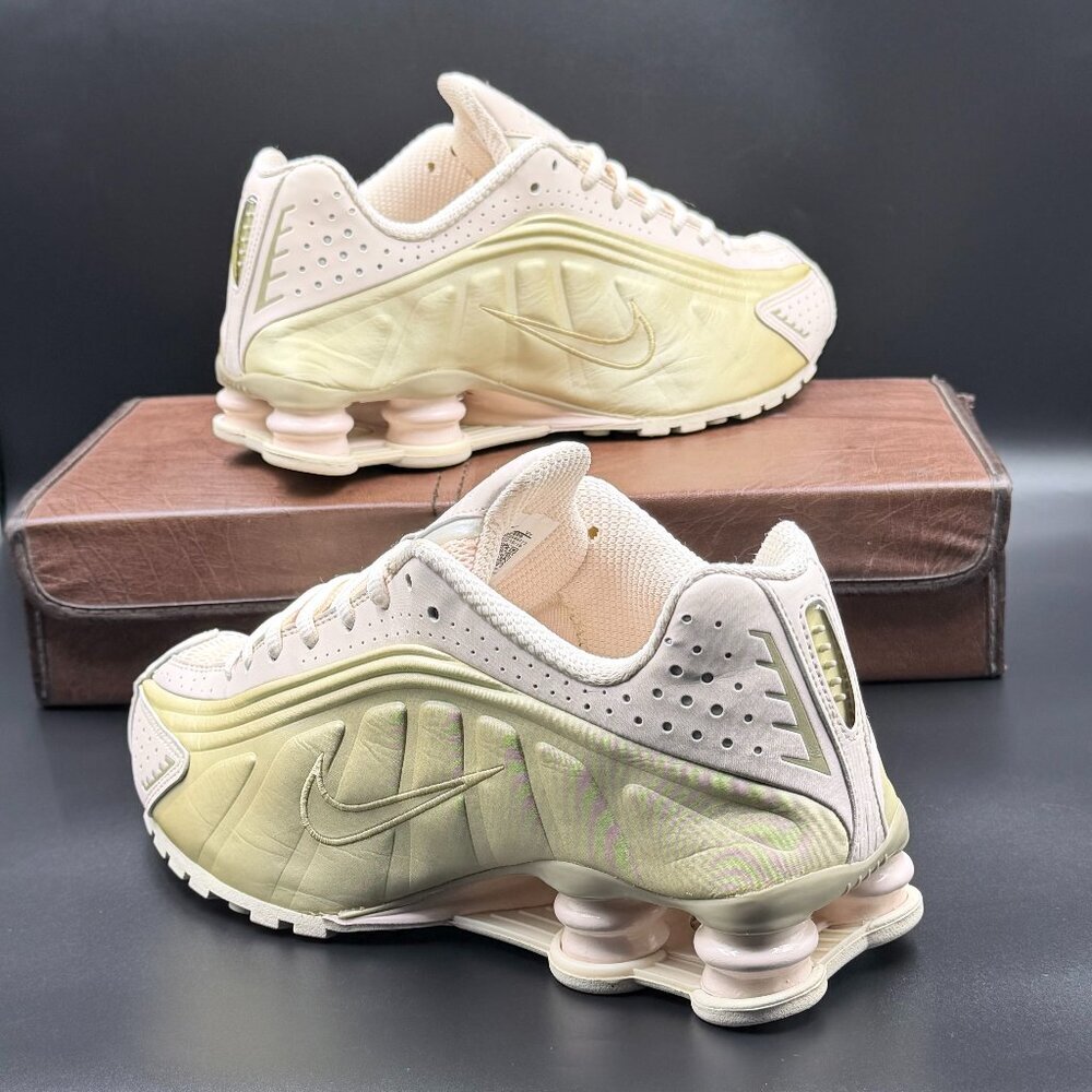 Wmns Nike Shox R4 'Guava Gold'